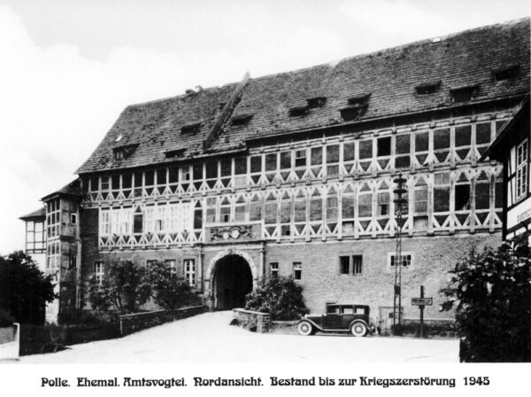 Das repräsentative Amtshaus von 1656 mit dem (Weser-) Renaissanceportal, bildete bis zu seiner Zerstörung im April 1945 den Nordflügel der unteren Burganlage. Auf der rechten Seite des Gebäudes befanden sich grosse Böden für die Lagerung von Korn und Stroh. Diese Böden waren mit Gips ausgelegt. Bis 1933 befand sich das Amtsgericht auf der linken Gebäudeseite. Das Eingangsportal konnte mit einer schweren, eisenbeschlagenen Tür verschlossen werden.