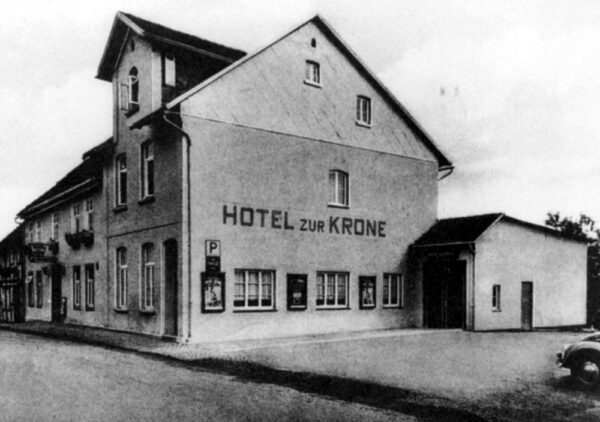 Hotel zur Krone, um 1960: An der Stirnseite war das Kino “Weserlichtspiele Halle” mit etwa 200 Sitzplätzen untergebracht. Bereits nach der Währungsreform bestand ein Wanderkino, das in verschiedenen Orten gastierte und im Flecken festen Zuspruch fand. Dreimal in der Woche gab es Filmvorstellungen, später nur noch ein Wochenendprogramm. Neben den Ufa-Wochenschauen waren Heimatfilme und gelegentlich auch ein guter Filmklassiker auf der Leinwand zu sehen. Das Aufkommen des Fernsehens führte schließlich 1966/1967 dazu, dass die Weserlichtspiele aufgegeben werden mussten.