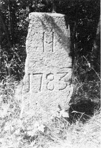 Abb. 6: Stein 1, Dreiländerstein auf dem Köterberg, 1783.Höhe 95 cm, Breite jeder Stein 39/40 cm