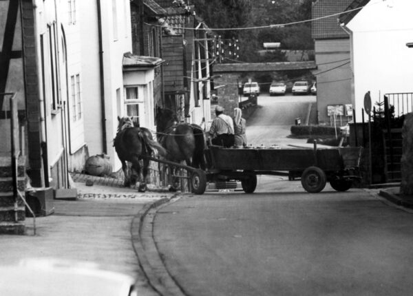 Herr Fromme biegt mit seinem Pferdewagen von der Moorgasse in die Burgstraße ein; wahrscheinlich wird er - wie gewohnt auf dem Platz vor seinem Haus halten.