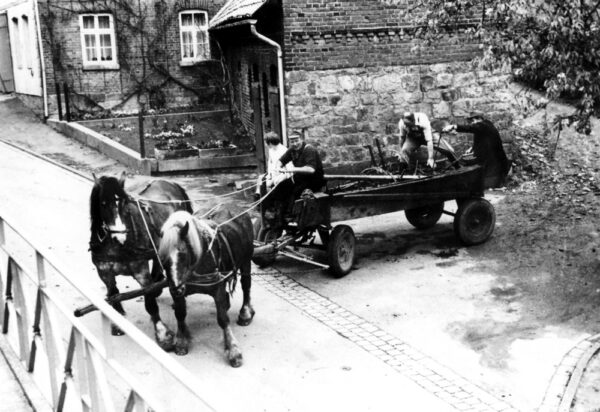 Bis in die 1980er Jahre bewirtschaftete Bauer Fromme einige Flächen und ist den poller Bürgern mit seinem Pferdewaagen noch gut im Gedächtnis.