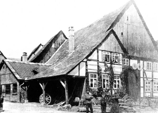 Hier ist ein Foto der ehemaligen Schmiede in Polle, die heute nicht mehr besteht: Schmiedemeister war Herr Klenke. Der Standort der Schmiede befand sich an der Ecke Pyrmonter Straße / Hintere Straße.