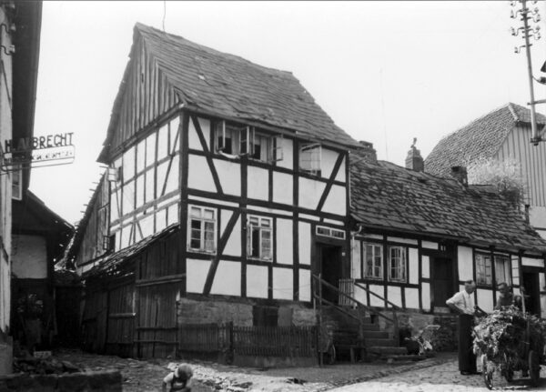 Ein Fachwerkhaus, das in der Hinteren Straße, im Bereich des sog. “Gänsemarktes”.