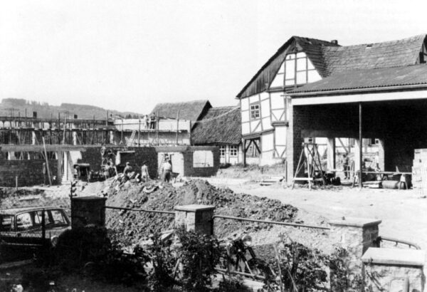 Baustelle der Ritterhofschule auf der Hinteren Straße, von 1962 bis 1964. Während mit der Errichtung der Sporthalle und der Aula begonnen wurde, sind die Fachwerkgebäude des alten Behlingschen Ritterhofes noch zu sehen. Bereits 1964 konnten die Baumaßnahmen abgeschlossen werden und 5 Klassen mit 171 Schülern der Volksschule aus den alten Klassenräumen der Burgstraße in die neue Schule einziehen. Es standen fünf Klassen- sowie Fachräume für Werkunterricht, Physik und eine Küche, weiterhin ein Lehrerzimmer, die Aula und die Turnhalle für den Unterricht zur Verfügung. Aus der Volksschule wurde später eine Mittelpunktschule für die umliegenden Orte, die danach als Grund- und Hauptschule und nach 1980 nur noch als Grundschule weitergeführt wird.