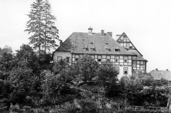 Das Landjahrlager in der ehemaligen Oberförsterei - um 1937. In dieser nationalsozialistischen Einrichtung wurden Mädchen im Alter zwischen 16 und 17, die aus Großstädten und Ballungsräumen stammten - etwa Mainz und Frankfurt -, untergebracht. Ein Ziel dieses Programms war, den jungen Frauen das Landleben durch die Arbeit in landwirtschaftlichen Betrieben näher zu bringen, jedoch auch die Umsetzung der Ideologie in politischen Unterrichtseinheiten. Die Einrichtung bestand in dieser Form bis etwa 1939.