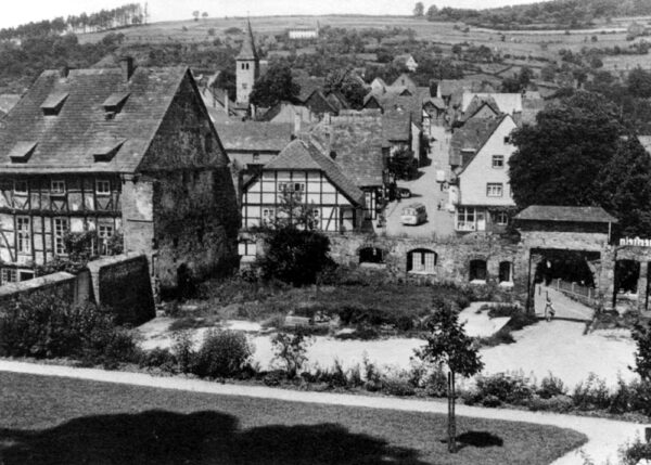 Blick aus dem Burgpark über den Bereich der Unterburg auf die Innenseite des noch verbliebenen Portals des Amtshauses, das im April 1945 zerstört wurde.