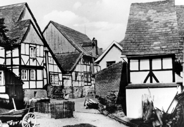 Bausubstanz und Erscheinungsbild des Ortes am sog. “Gänsemarkt” mit dem Blick in die “Doktorgasse” hinein. Wenige Jahre nach dem Aufnahmedatum begannen entscheidende Umbauten in diesem Bereich.