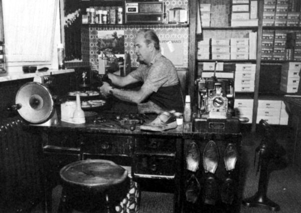 Schuhmachermeister Karl Meyer bei der Arbeit an seiner Schumachernähma-schine, im Dezember 1981. Als letzter Schumacherbetrieb im Flecken Polle wurde das Geschäft mit der Werkstatt an der Burgstraße im März 1988 von dem Ehepaar Rosemarie und Karl Meyer aufgegeben.