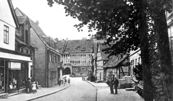 Die Burgstraße mit dem Amtshaus - um 1930: Die Funktion als Geschäfts- und Einkaufsstraße bei der Deckung des täglichen Bedarfs der Bewohner wurde hier erfüllt.