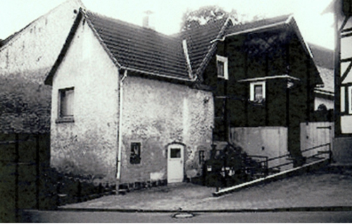 Heinemann Lehmann arbeitete als Schlachter. Die Familie Lehmann verließ Polle um 1854. Hier links ist das Haus Heinemann Lehmann, in der Burgstraße 15, zu sehen (das Datum der Aufnahme ist unbekannt, wahrscheinlich jedoch nach 1854).