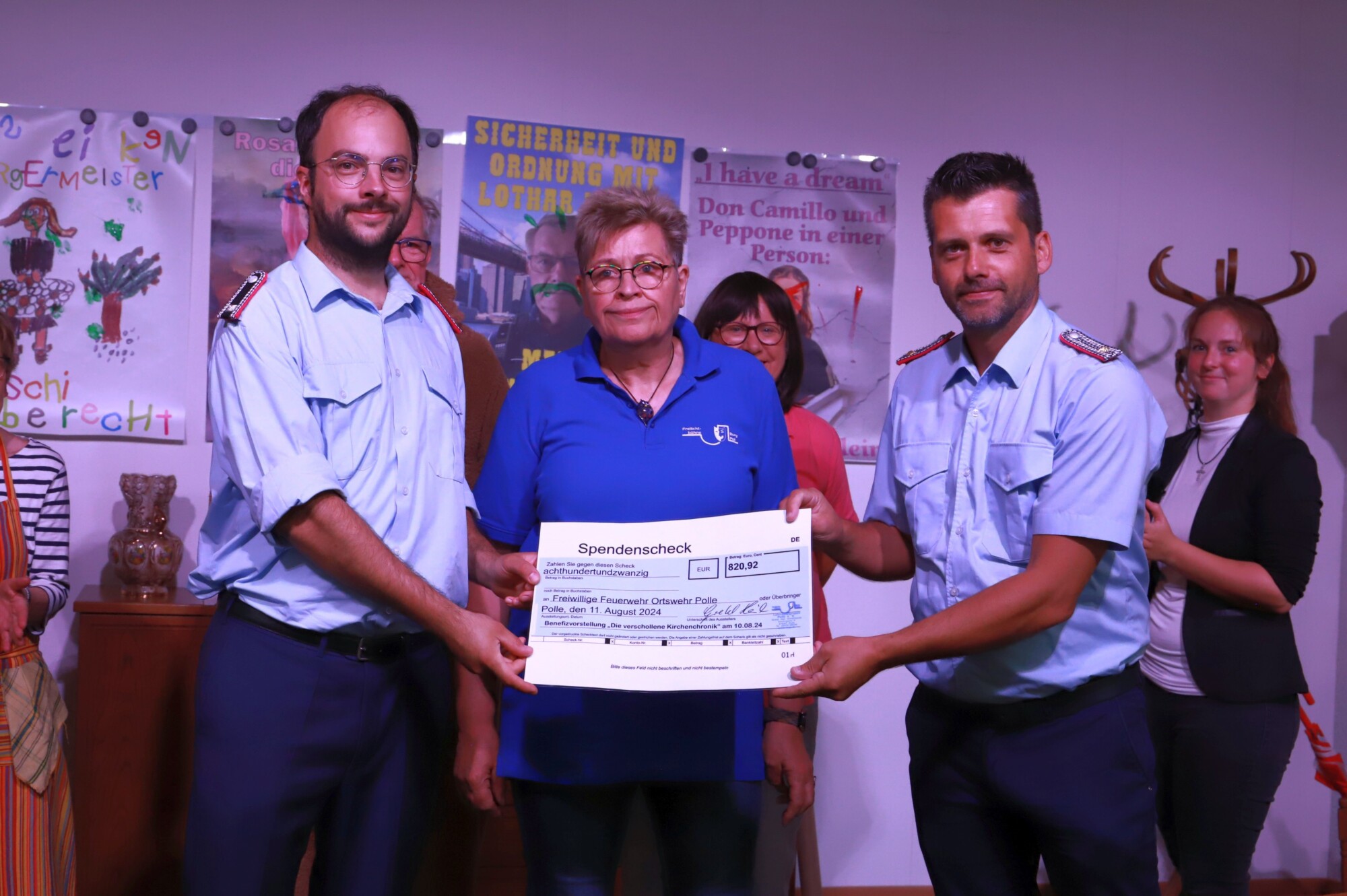 Spendenübergabe an die Poller Feuerwehr